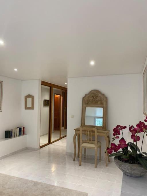 T2 Avec Jardin Et Piscine Privee Apartment Velaux Luaran gambar